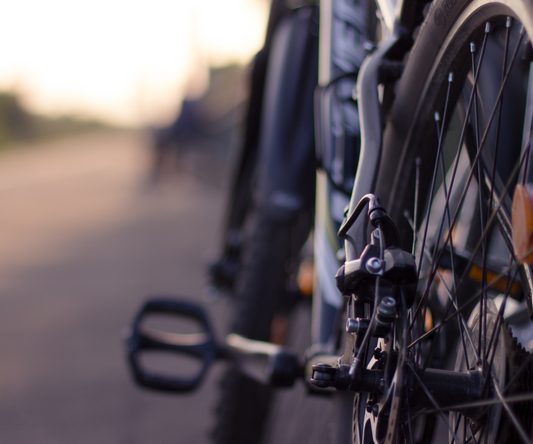 gros plan sur la roue arrière et la transmission d’un vélo