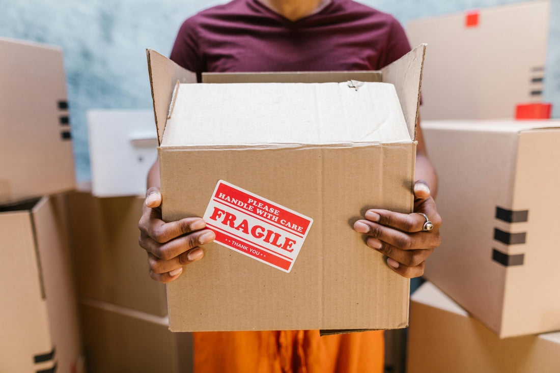 Carton de déménagement étiqueté fragile